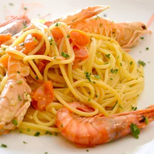 spaghetti-con-gamberi-scampi-e-pomodorini